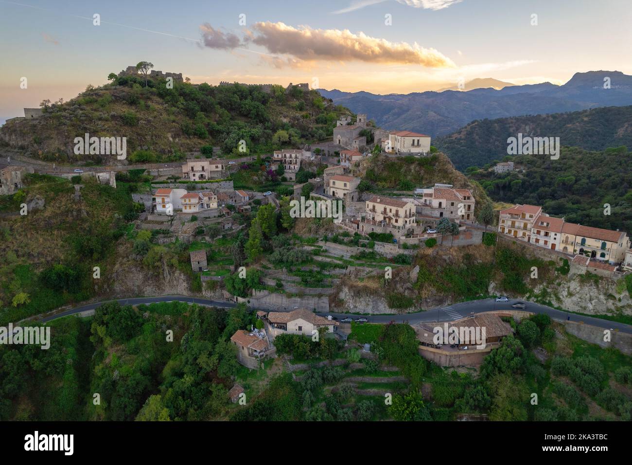 Veduta aerea del villaggio collinare, Savoca, Sicilia, Italia Foto Stock
