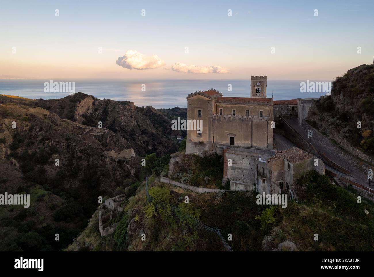 Veduta aerea del villaggio collinare, Savoca, Messina, Sicilia, Italia Foto Stock