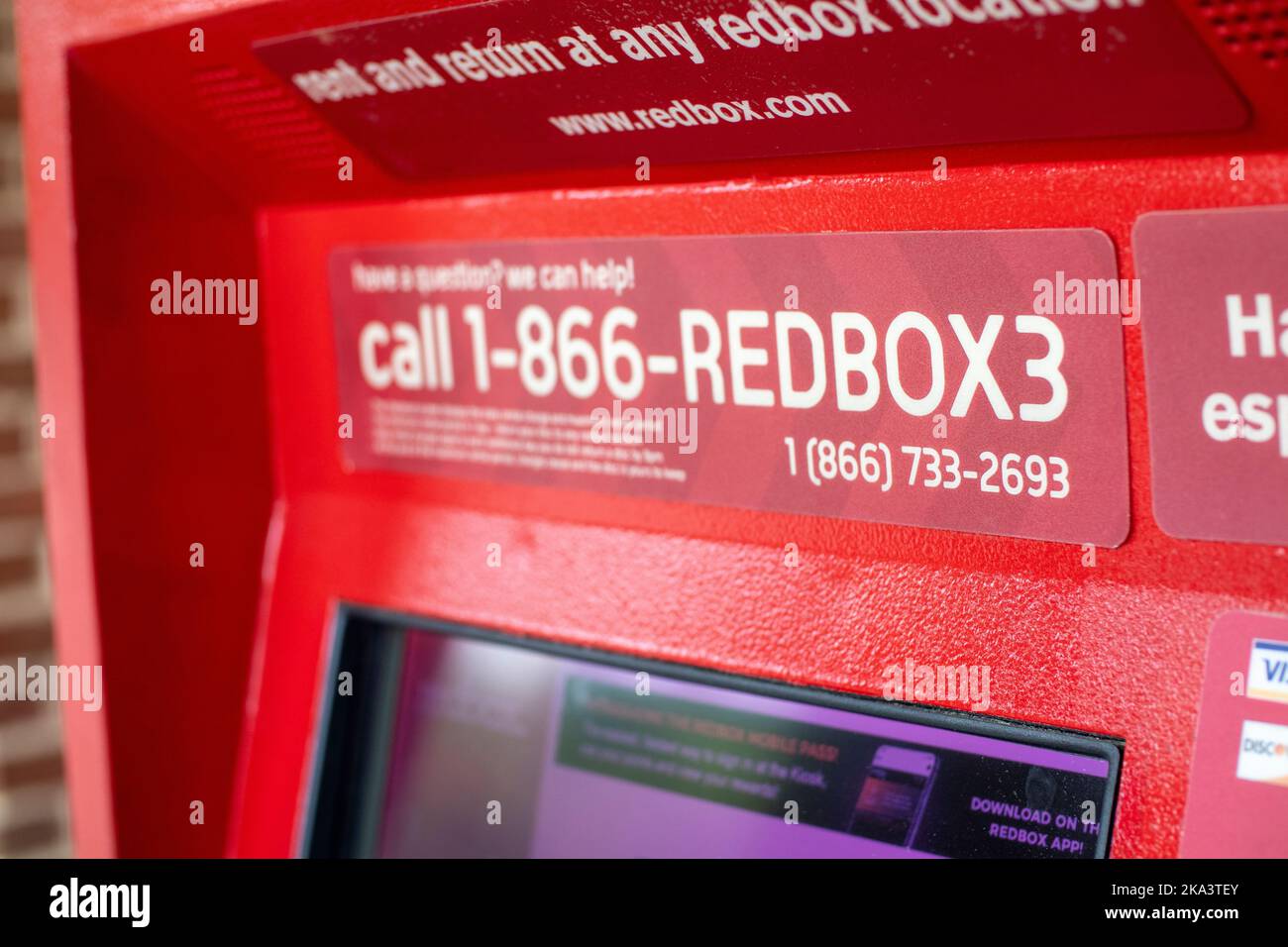 Grovetown, GA USA - 07 19 21: Numero di telefono del chiosco di noleggio DVD Red Box Foto Stock