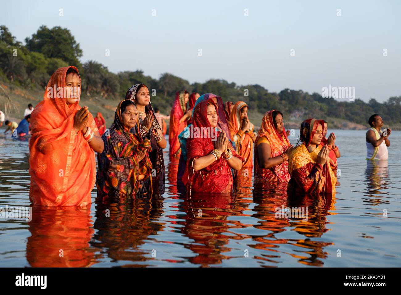 Jamshedpur, India. 30th Ott 2022. I devoti che offrono preghiere a Dio durante il festival Chhath Puja a Jharkhand, India, il 30 ottobre 2022. Chhath è una famosa festa il 6th° giorno del mese indù “Kartika”. Questo festival è celebrato per ringraziare dio per il sostegno alla vita sulla terra e per cercare la benedizione del Dio divino del Sole e di sua moglie (Photo by Rohit Shaw/Pacific Press/Sipa USA) Credit: Sipa USA/Alamy Live News Foto Stock