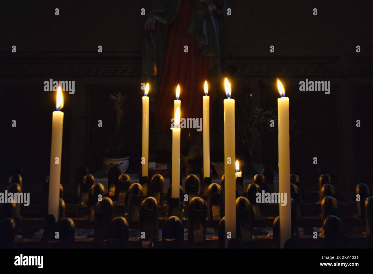 Un bel colpo di fiamme di candela in una chiesa Foto Stock