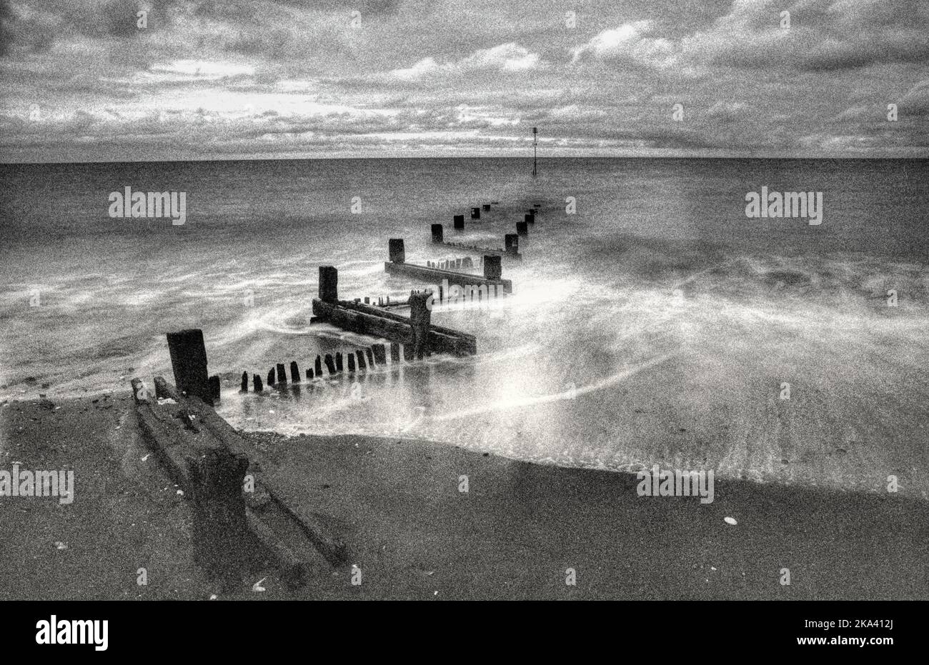 La marea che entra alla spiaggia di Hunstanton ha girato su un film sgranato mono Foto Stock