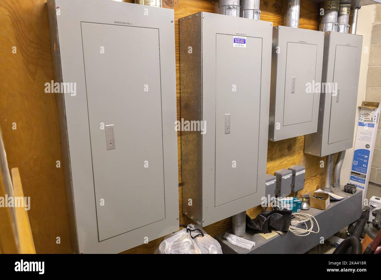 Un primo piano di quadri elettrici di servizio in un edificio commerciale Foto Stock