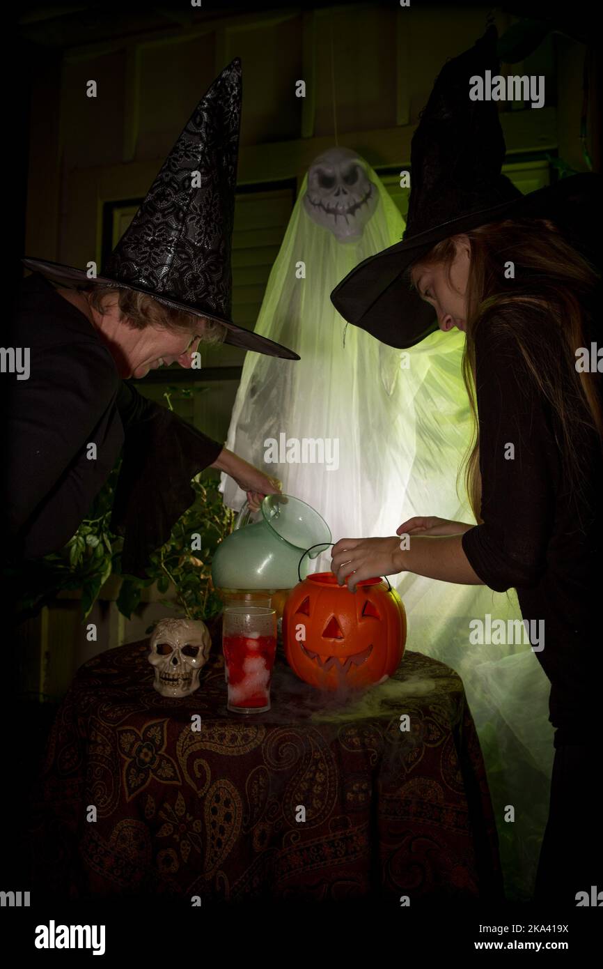 Halloween Witches cocktail bevande in una festa di Halloween casa. Foto Stock