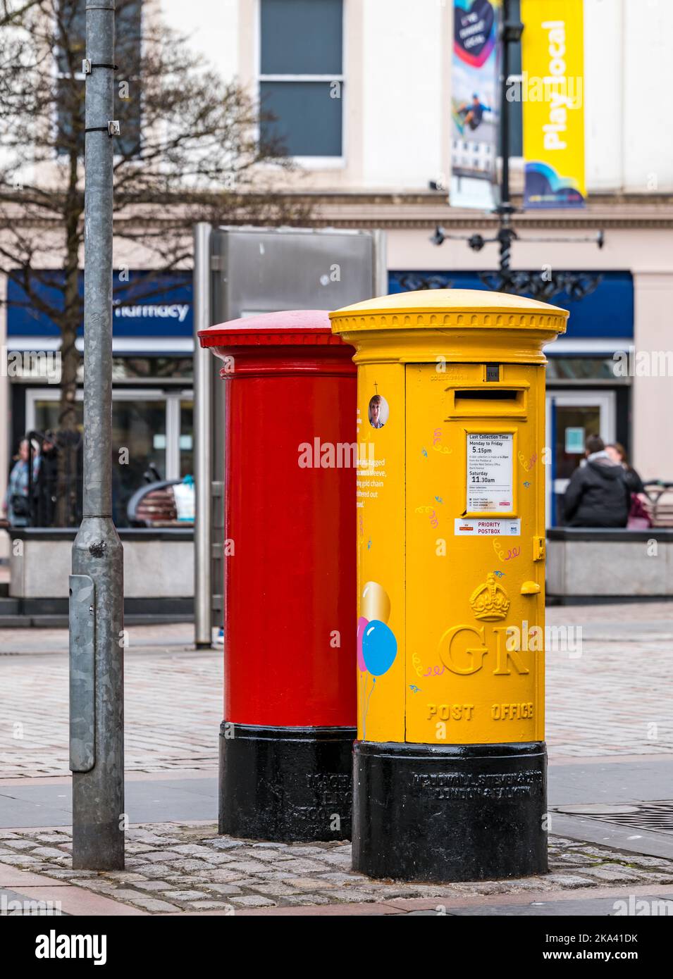 Caselle postali Royal Mail colorate rosse e gialle, centro di Dundee, Scozia, Regno Unito Foto Stock
