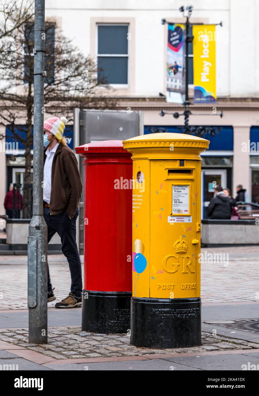 Caselle postali Royal Mail colorate rosse e gialle, centro di Dundee, Scozia, Regno Unito Foto Stock