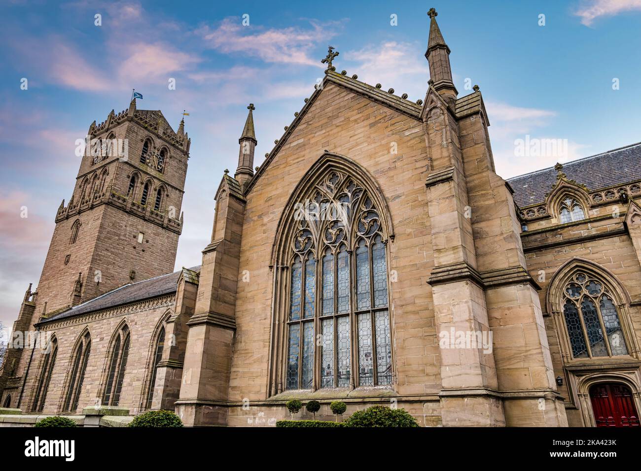 Esterno della chiesa parrocchiale di Dundee o della chiesa di Steeple con grandi vetrate colorate e il campanile, Dundee City, Scozia, Regno Unito Foto Stock