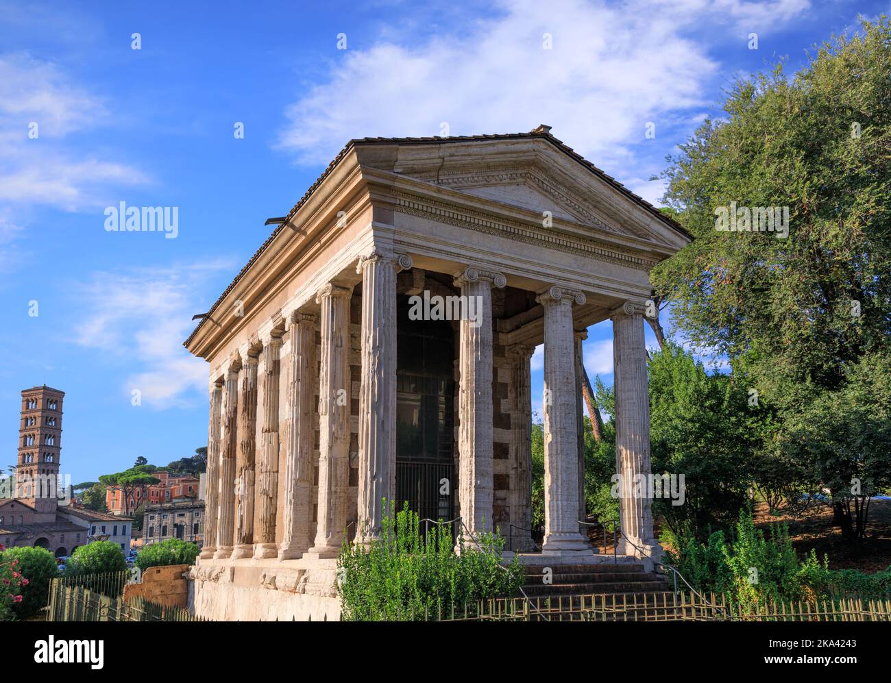 Vista urbana di Roma: Il piccolo Tempio rettangolare di Portunus nel Forum Boarium, Italia. Foto Stock