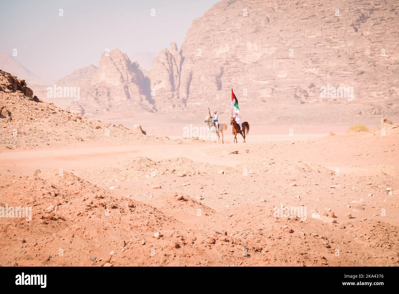 Wadi Rum, Giordania - 5th ottobre, 2022: I grandi combattenti della rivolta araba attaccano in wadi rum sulla nuova esperienza di avventura in treno Hijaz. Popolare nuovo Foto Stock