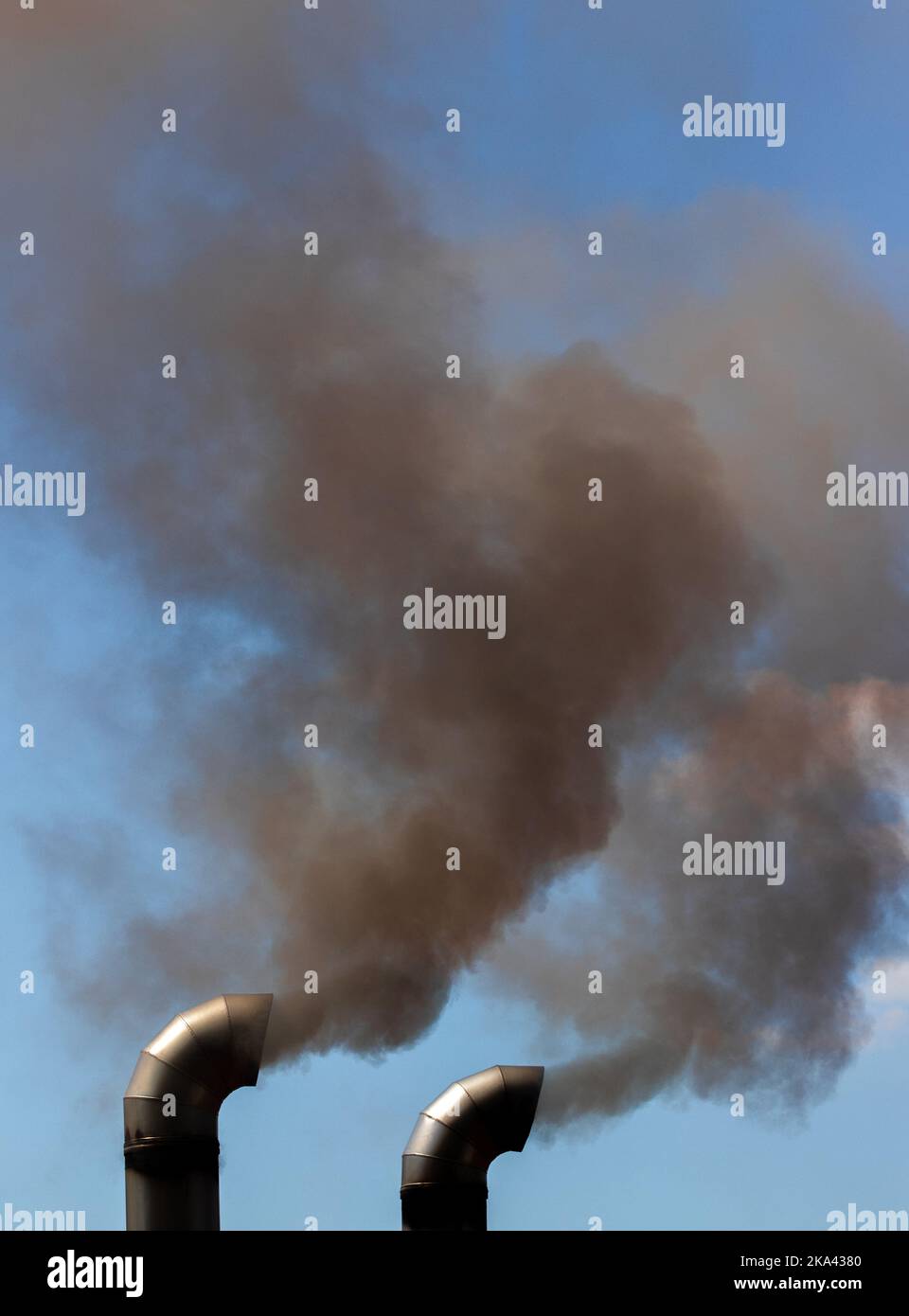 Fumo nero proveniente dai camini, inquinamento, tossico Foto Stock