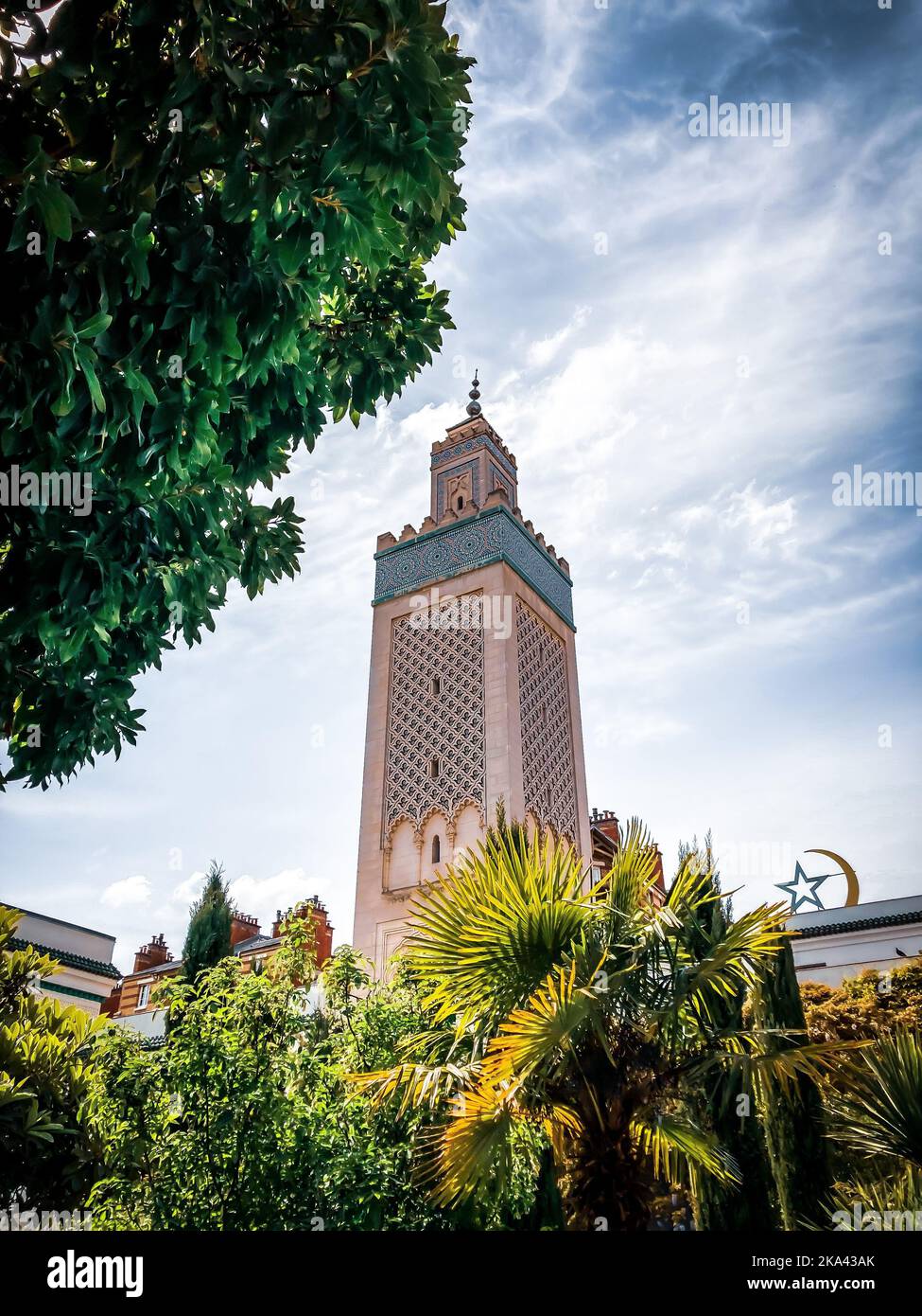 Uno scatto verticale della Grande Moschea di Parigi con bellissimo giardino in Francia Foto Stock