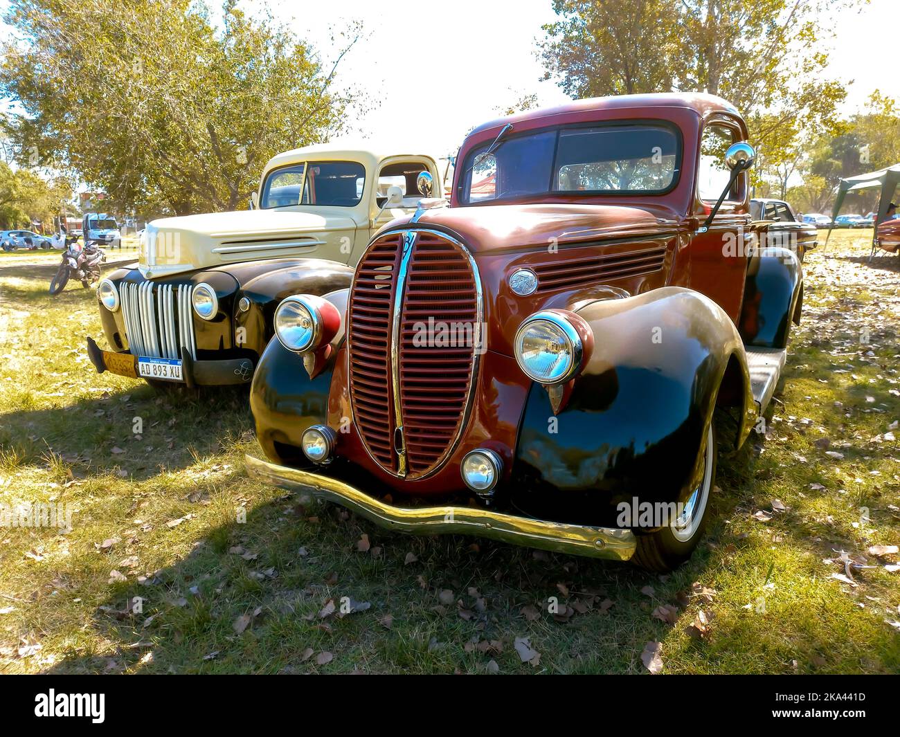 Vecchio camion di servizio Ford 85 V8 1938 - 1939 rosso e nero in campagna. Natura erba e alberi. Spettacolo di auto classica. Foto Stock