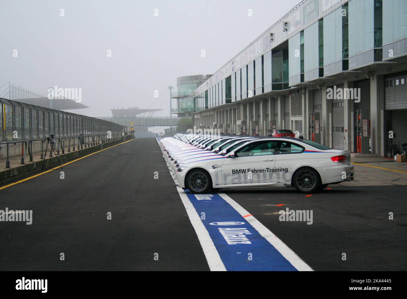 Una fila di 2008 BMW E90 M3 bianche al circuito del Nurburgring Grand Prix in una giornata di nebbia Foto Stock