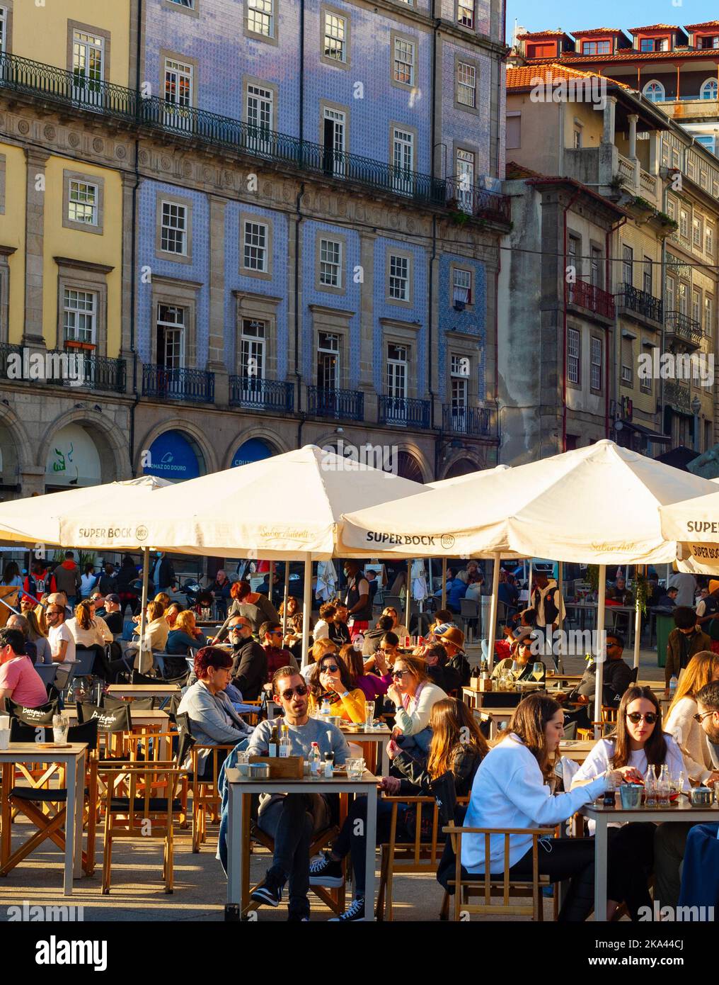 PORTO, PORTOGALLO - 7 NOVEMBRE 2021: Persone che si siedono in caffè e ristoranti di strada al argine centrale, affollata area turistica, architetto tradizionale Foto Stock