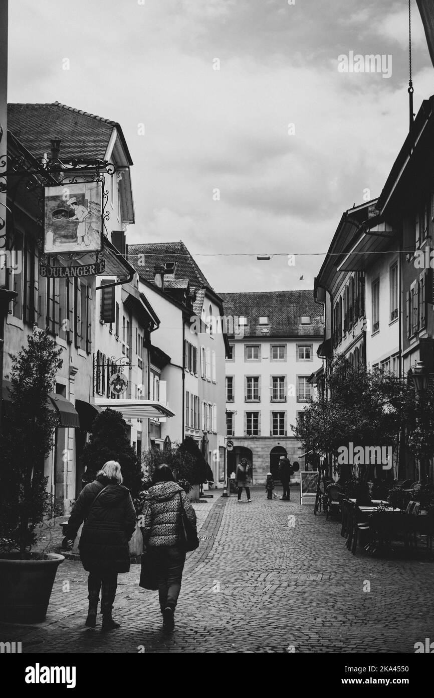 Una scala di grigi di una strada con persone a Yverdon-Les-Bains, Svizzera Foto Stock