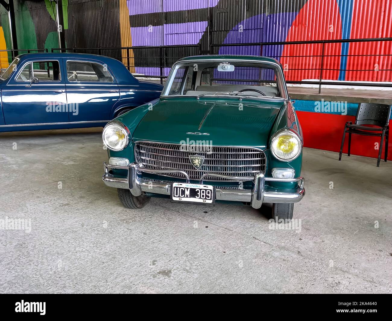 Vecchio verde popolare Peugeot 404 berlina 1960 - 1975 in un deposito. Vista frontale. Griglia. Expo Fierro 2022 mostra auto classica. CopySpace. Foto Stock