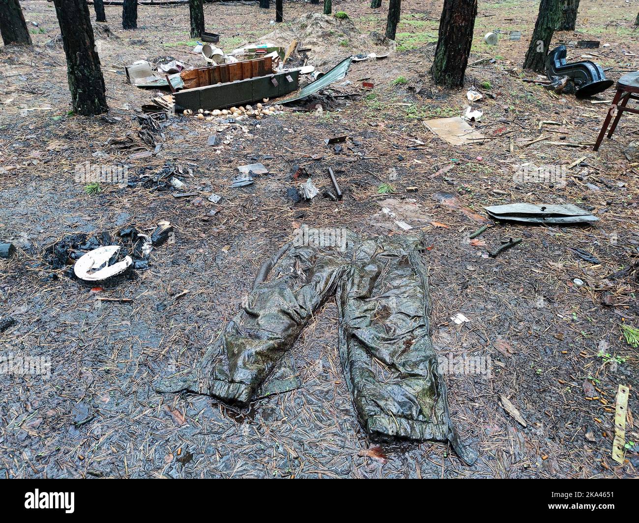 REGIONE DI KHARKIV, UCRAINA - 26 OTTOBRE 2022 - oggetti scartati di invasori russi sono sparsi sul terreno in un campo vacato in una foresta vicino Izium Foto Stock