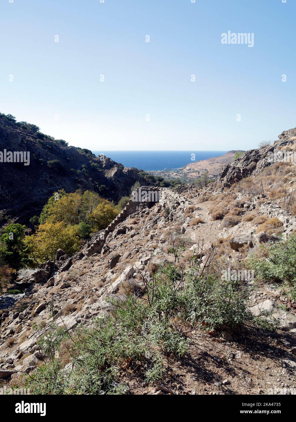 Rovine di mulini ad acqua. Parte superiore del sentiero a piedi Ligonas Mills, viste di Lesbos, ottobre 2022. inizio autunno. Foto Stock