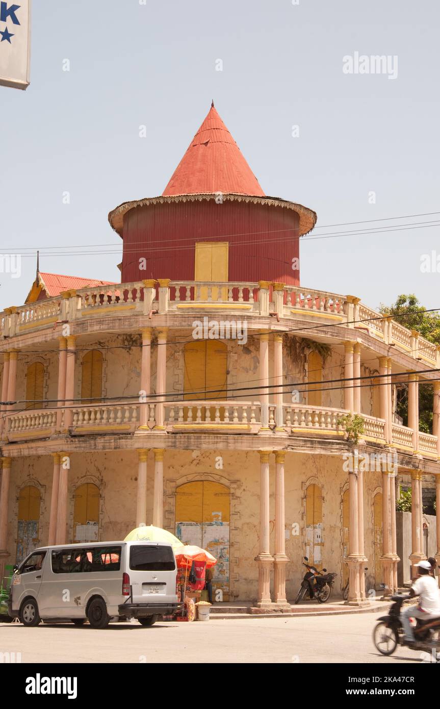 Edificio in stile coloniale (icona di Jacmel) e scena stradale, Jacmel, Haiti. Jacmel è un porto importante per tutta Haiti ed è stata una città molto ricca Foto Stock