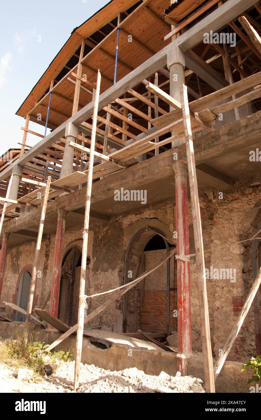 Casa in stile coloniale danneggiata dal terremoto, Jacmel, Haiti. Jacmel è un porto importante per tutta Haiti ed è stata una città molto ricca durante il periodo coloniale Foto Stock