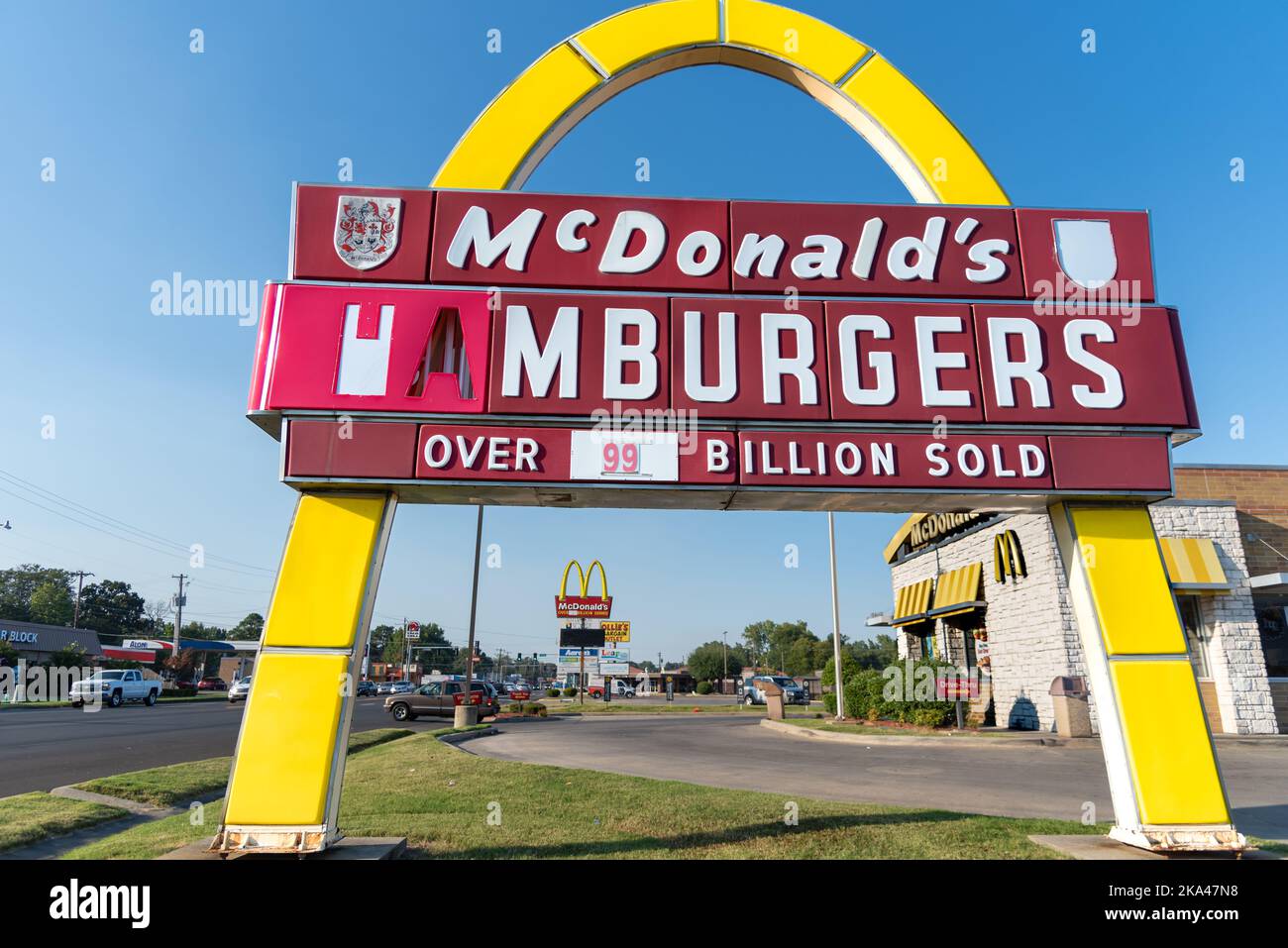 McDonald's Hamburgers, insegna ad arco d'oro con un solo arco a Pine Bluff, Arkansas, Stati Uniti. Foto Stock