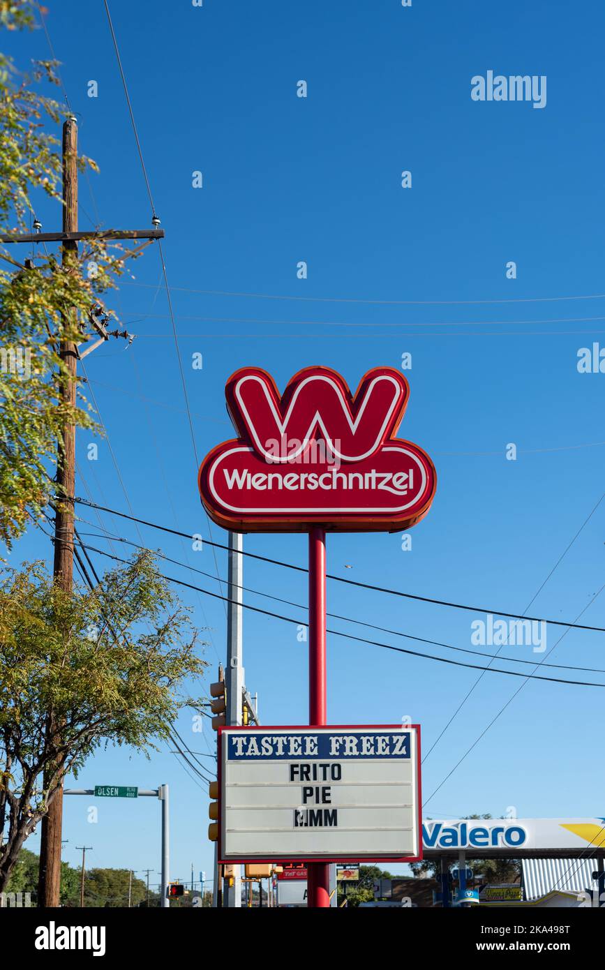 Un cartello con il nome e il logo di Wienerschnitzel, una catena americana di fast food. Foto Stock