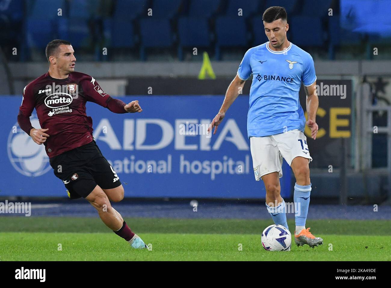 30th ottobre 2022; Stadio Olimpico, Roma, Italia: Serie A Football, SS Lazio contro Salernitana; Federico Bonazzoli di Salernitana, Nicolo Casale della SS Lazio Foto Stock