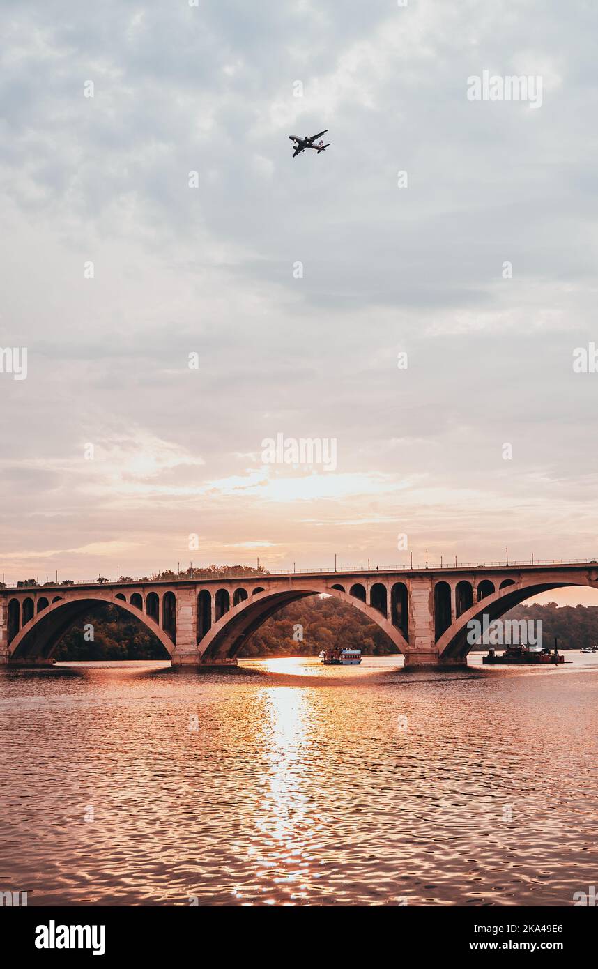 Uno scatto verticale del ponte commemorativo di Francis Scott Key a Washington, D.C., Stati Uniti Foto Stock