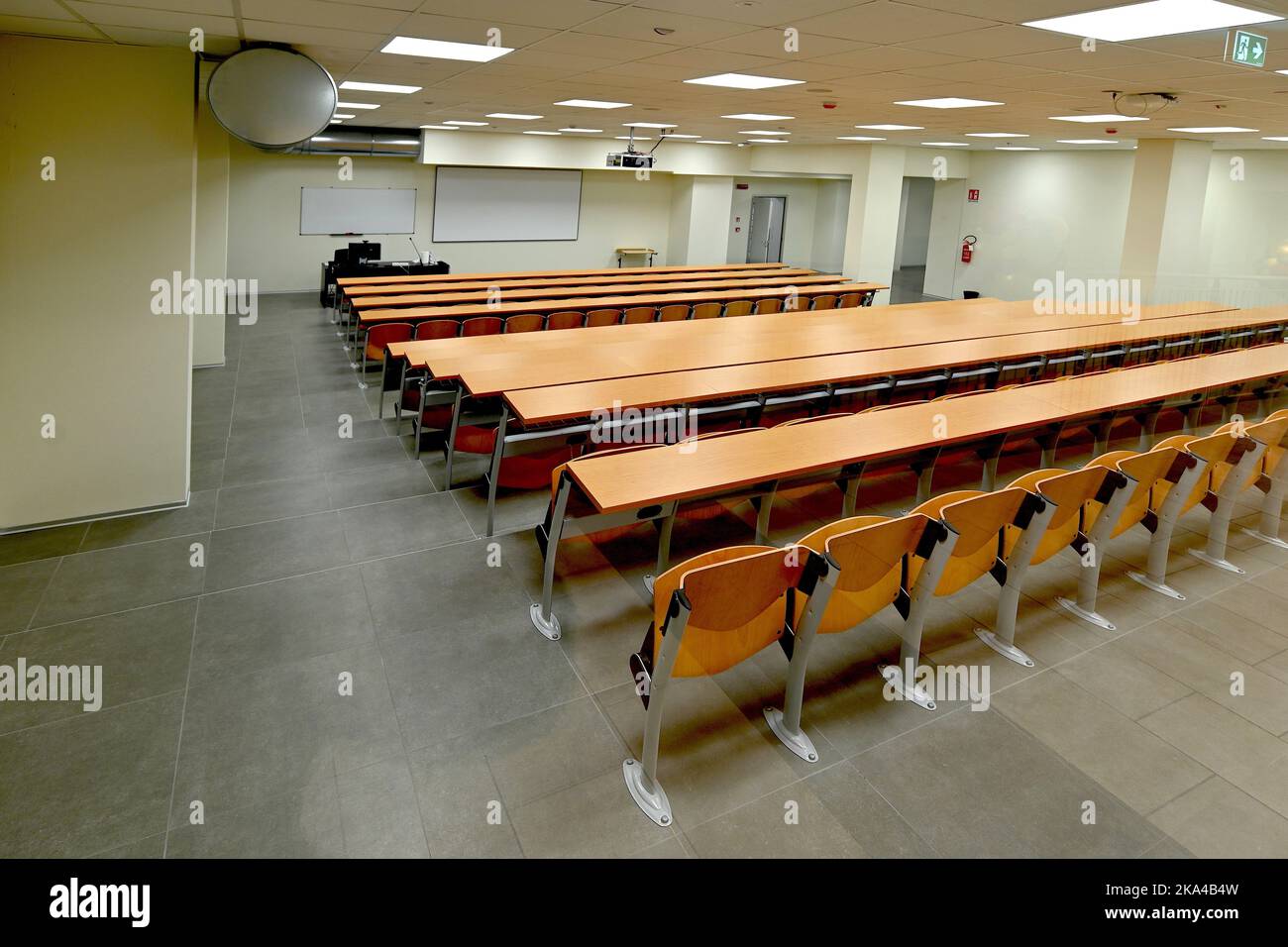 Un'aula vuota nel nuovo campus universitario Foto Stock