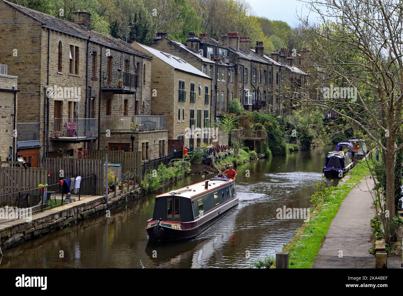 La sorgente arriva sulle colline Pennine mentre gli alberi iniziano a entrare in foglia mentre la barca torna alle acque del canale Rochdale Foto Stock