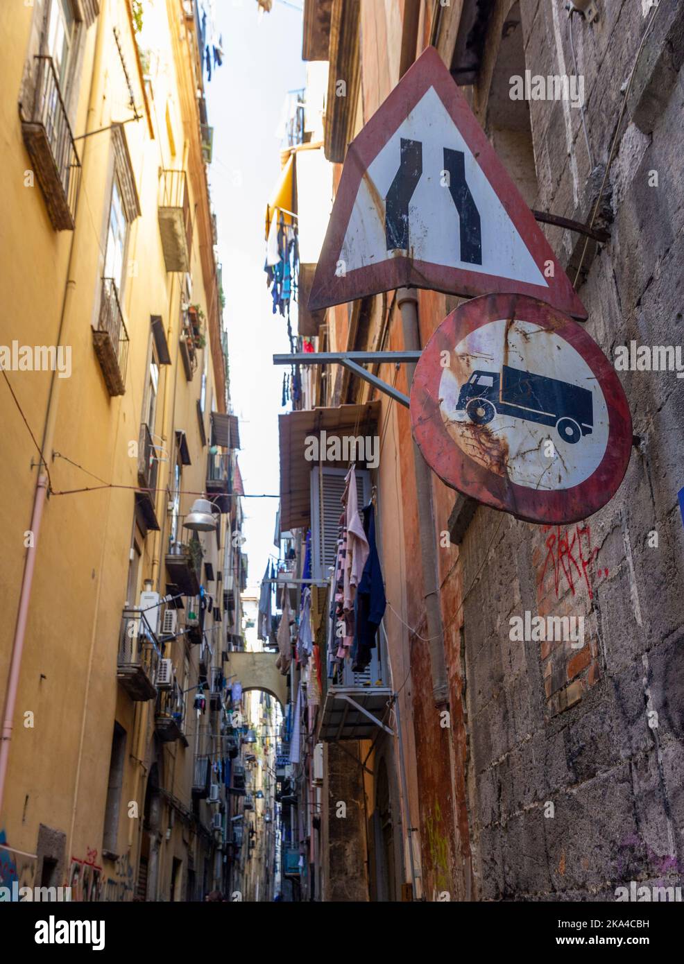 Strada stretta centro storico Napoli Italia Foto Stock
