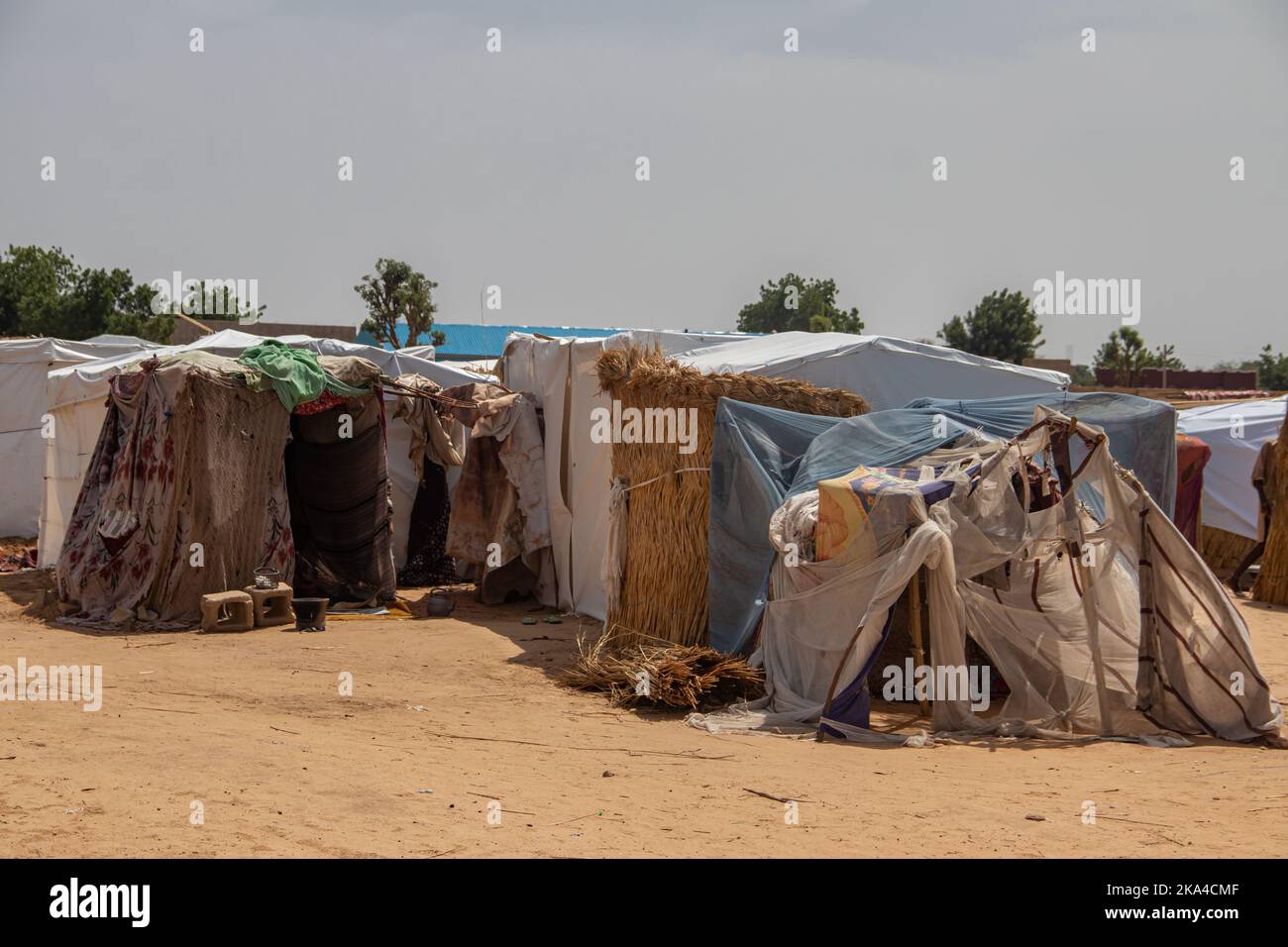 Campo profughi in Africa, pieno di persone che si rifugiarono a causa dell'insicurezza e dei conflitti armati. Persone che vivono in condizioni molto povere Foto Stock