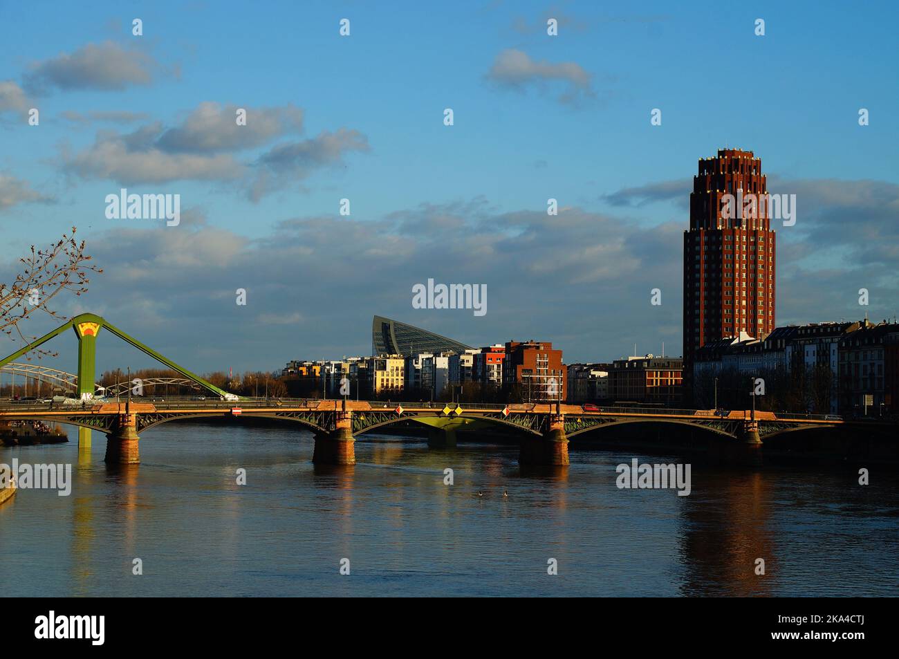 Ponte Ignatz Bubis sul meno a Francoforte. Main Plaza sulla destra. Main Triangel, Floesserbruecke e Deutschherrnbruecke sullo sfondo. Foto Stock