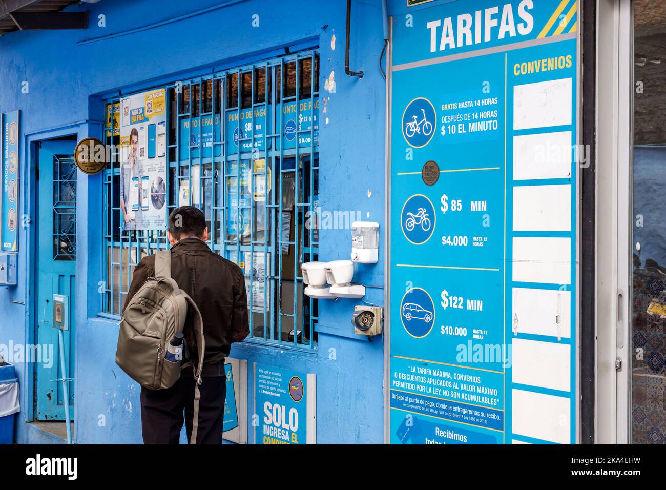 Bogota Colombia, la Candelaria Centro Historico centro storico centro storico centrale, uomo uomini maschio finestra a pagamento parcheggio parcheggio auto segno prezzi pri Foto Stock