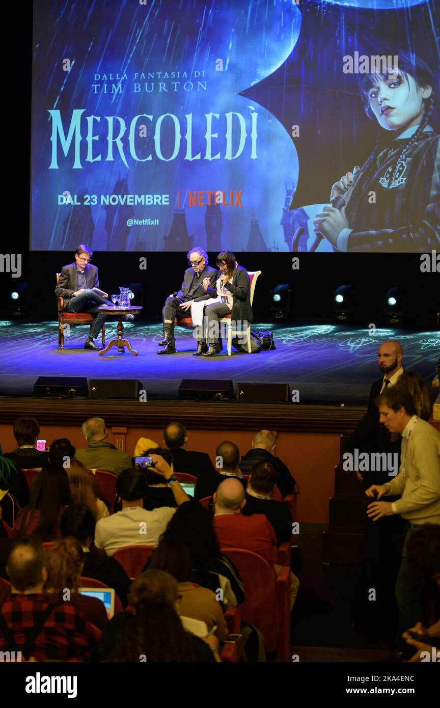 Lucca, Italia. 31st Ott 2022. Lucca, Italia - 31 ottobre 2022: Tim Burton presenta la proiezione europea della serie televisiva netflix Mercoledì a lucca fumetti e giochi. Nella foto Tim Burton Credit: Stefano dalle Luche/Alamy Live News Foto Stock
