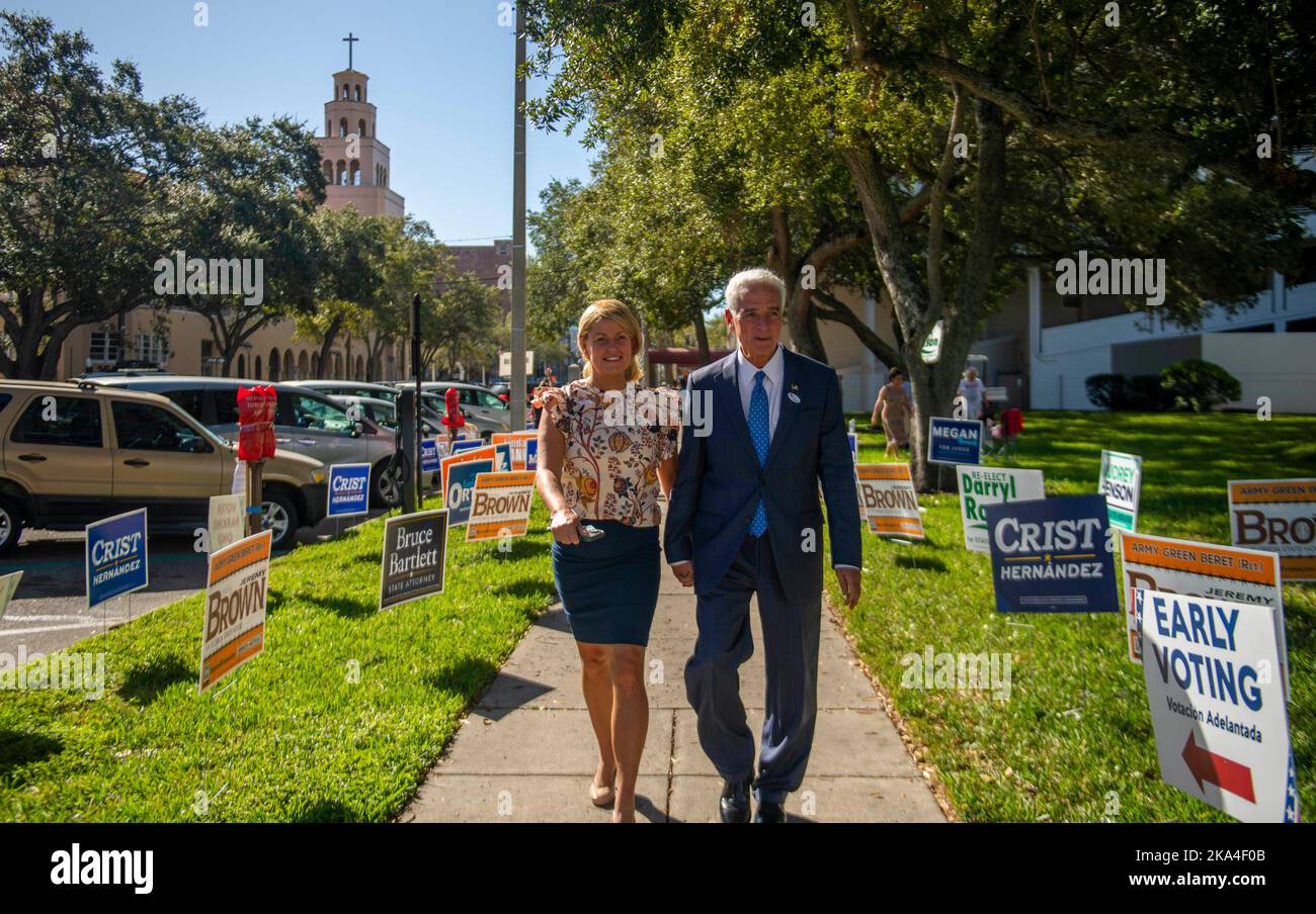 San Pietroburgo, Florida, Stati Uniti. 31st Ott 2022. 31 ottobre 2022, San Pietroburgo, Florida: Candidato democratico gubernatorial per la Florida, Charlie Crist, destra, e il suo fidanzato, Chelsea Grimes, A sinistra, cammina fino a un luogo di voto per votare presto nella città natale del Cristo di San Pietroburgo. (Credit Image: © Dominic Gwinn/ZUMA Press Wire) Foto Stock