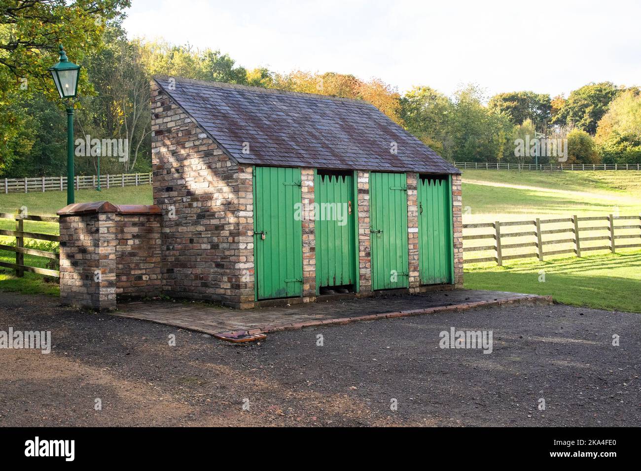 Tradizionale stile inglese 1900s blocco di gabinetto all'aperto con porte in legno presso la vecchia scuola al Beamish Museum nella contea di Durham, Inghilterra Regno Unito Foto Stock Tradizionale stile inglese 1900s blocco di gabinetto all'aperto con porte in legno presso la vecchia scuola al Beamish Museum nella contea di Durham, Inghilterra Regno Unito Foto Stock