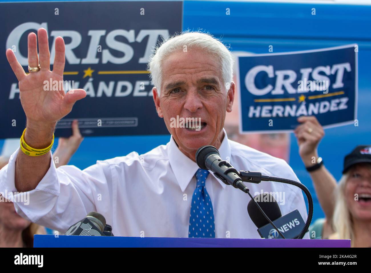 Sarasota, Florida, Stati Uniti. 31st Ott 2022. 31 ottobre 2022, Sarasota, Florida: Candidato democratico alla gubernatorial per la Florida, Charlie Crist, parla agli elettori durante un tour GOTV cross-state nell'ultima settimana prima del giorno delle elezioni. (Credit Image: © Dominic Gwinn/ZUMA Press Wire) Foto Stock