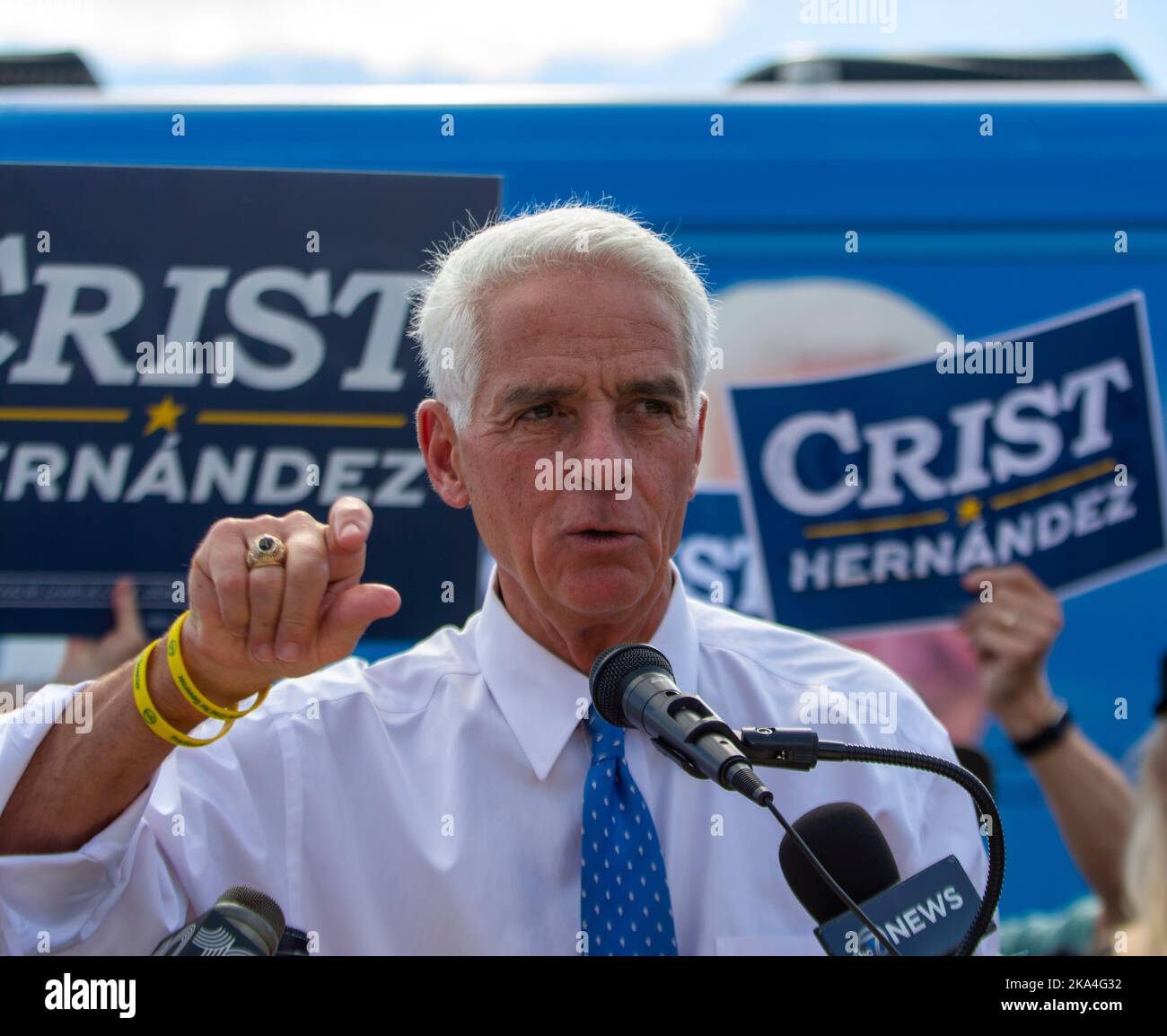 Sarasota, Florida, Stati Uniti. 31st Ott 2022. 31 ottobre 2022, Sarasota, Florida: Candidato democratico alla gubernatorial per la Florida, Charlie Crist, parla agli elettori durante un tour GOTV cross-state nell'ultima settimana prima del giorno delle elezioni. (Credit Image: © Dominic Gwinn/ZUMA Press Wire) Foto Stock