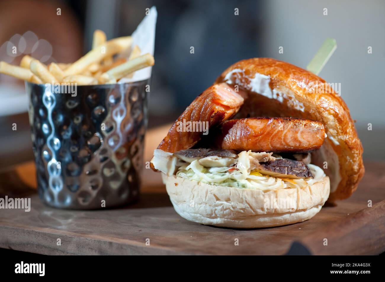 Salmone e hamburger di carne servito con fritto francese Foto Stock