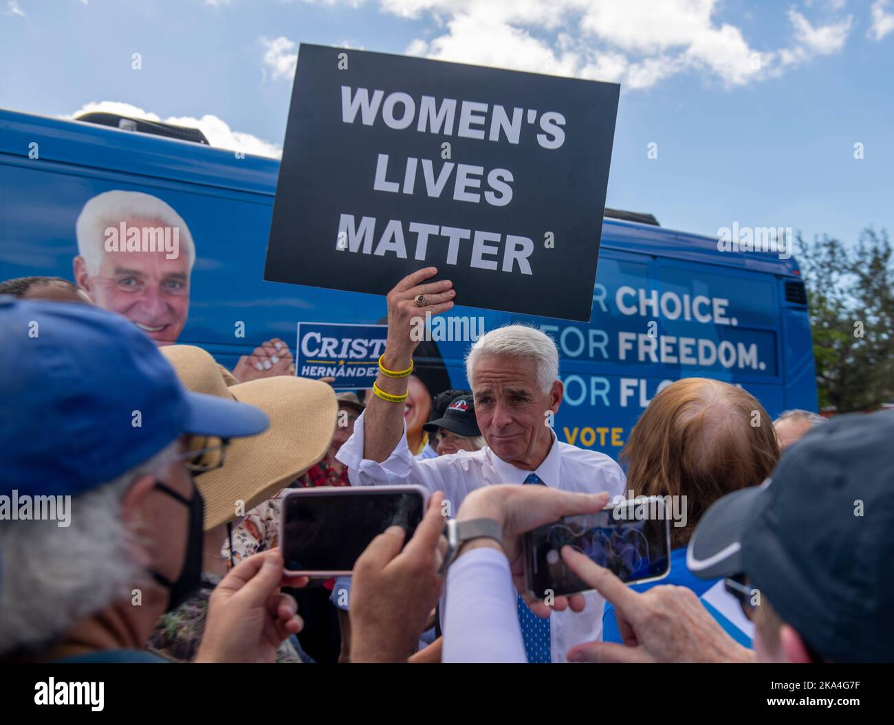 Sarasota, Florida, Stati Uniti. 31st Ott 2022. 31 ottobre 2022, Sarasota, Florida: Candidato democratico alla gubernatorial per la Florida, Charlie Crist, sostiene il segno di un attivista anziano per i diritti delle donne che legge, ''Women's Lives Matter'' durante una campagna durante un tour della GOTV cross-state nell'ultima settimana prima del giorno delle elezioni. (Credit Image: © Dominic Gwinn/ZUMA Press Wire) Foto Stock