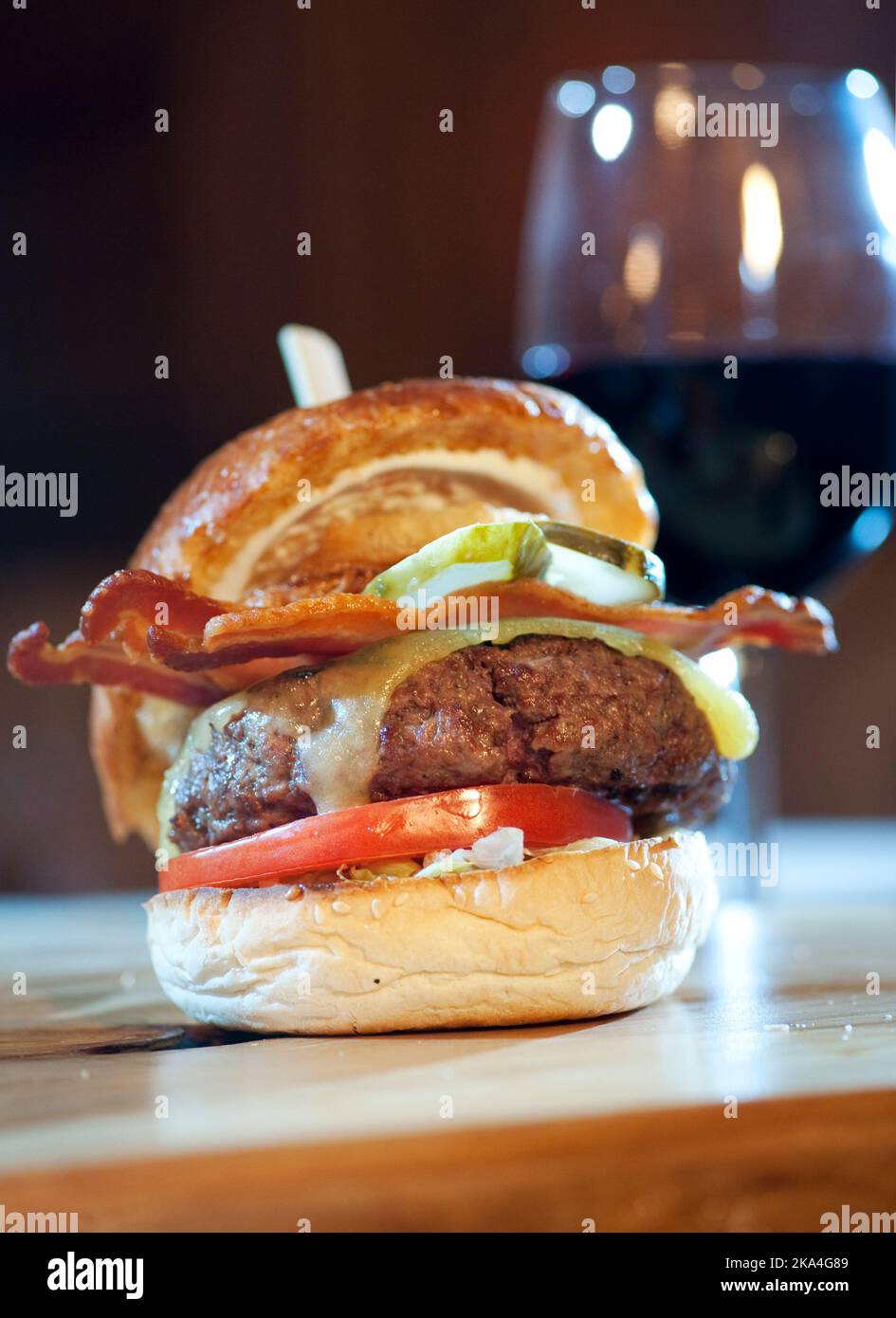 Hamburger con cipolla fritta, pancetta, pomodori e sottaceti Foto Stock