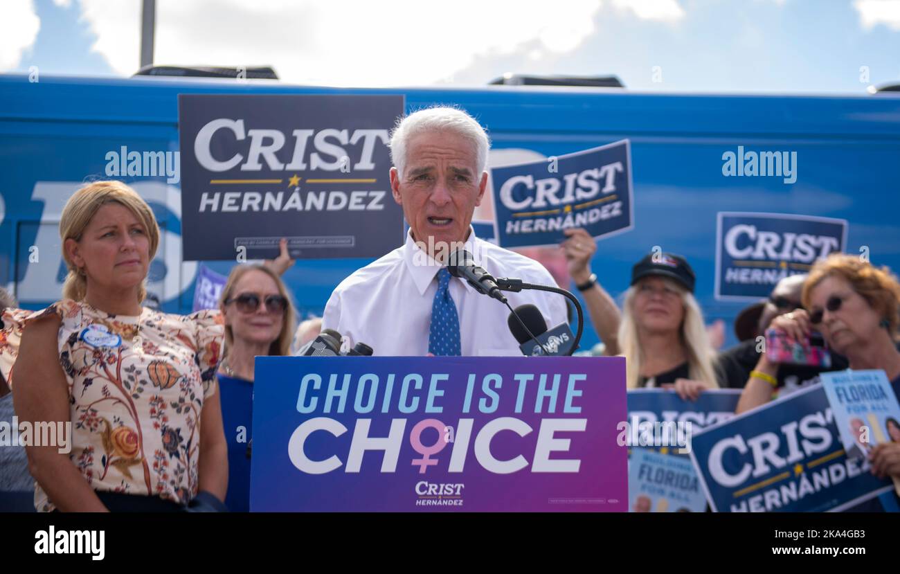 Sarasota, Florida, Stati Uniti. 31st Ott 2022. 31 ottobre 2022, Sarasota, Florida: Candidato democratico alla gubernatorial per la Florida, Charlie Crist, parla agli elettori durante un tour GOTV cross-state nell'ultima settimana prima del giorno delle elezioni. (Credit Image: © Dominic Gwinn/ZUMA Press Wire) Foto Stock