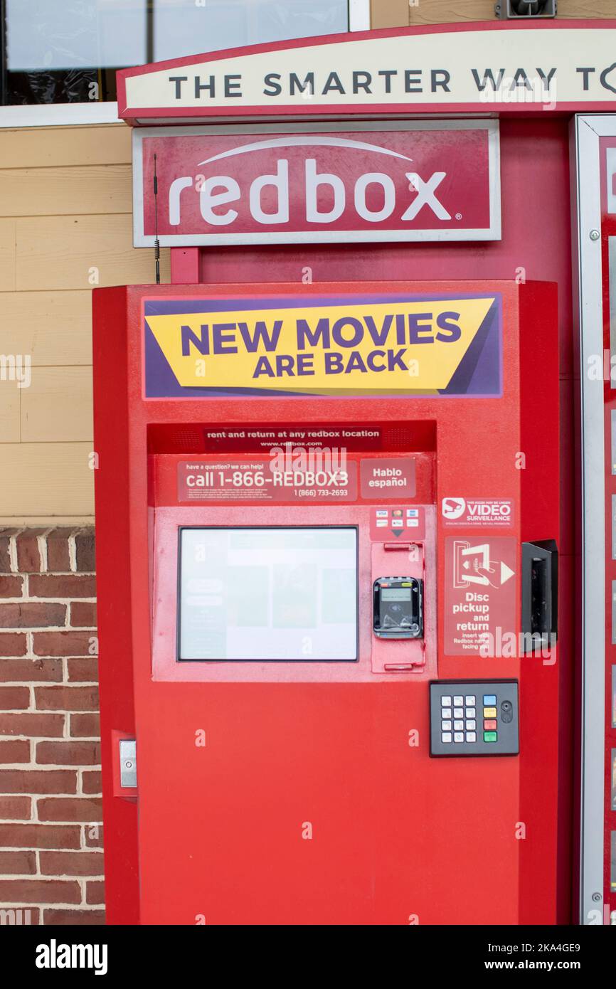 Grovetown, GA USA - 07 19 21: Vista dall'alto anteriore del chiosco di noleggio DVD Red Box Foto Stock
