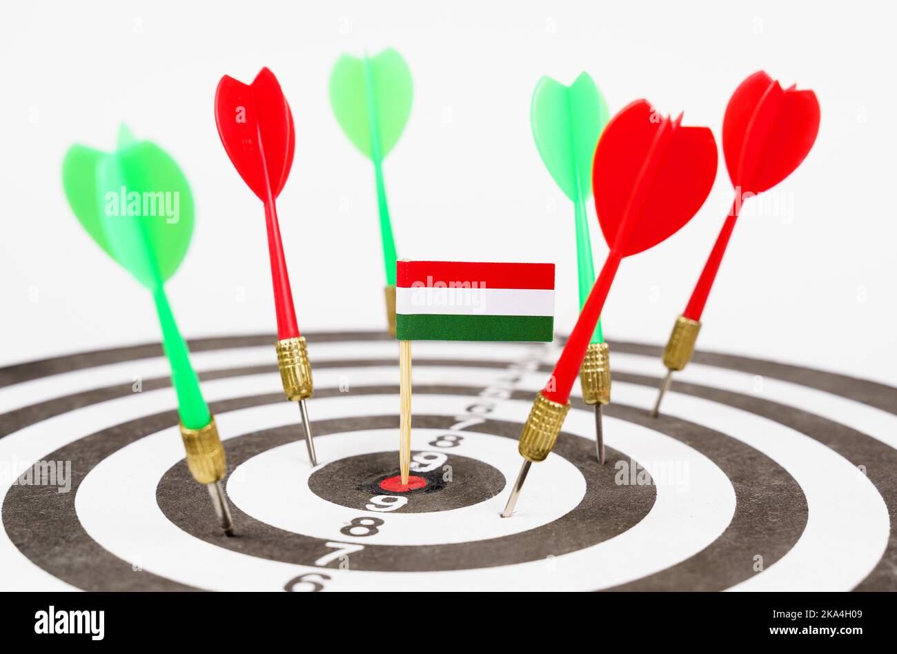 Freccette con la bandiera dell'Ungheria nel bullseye, accanto alle freccette rosse e verdi. Concetto di successo e leadership. Foto Stock