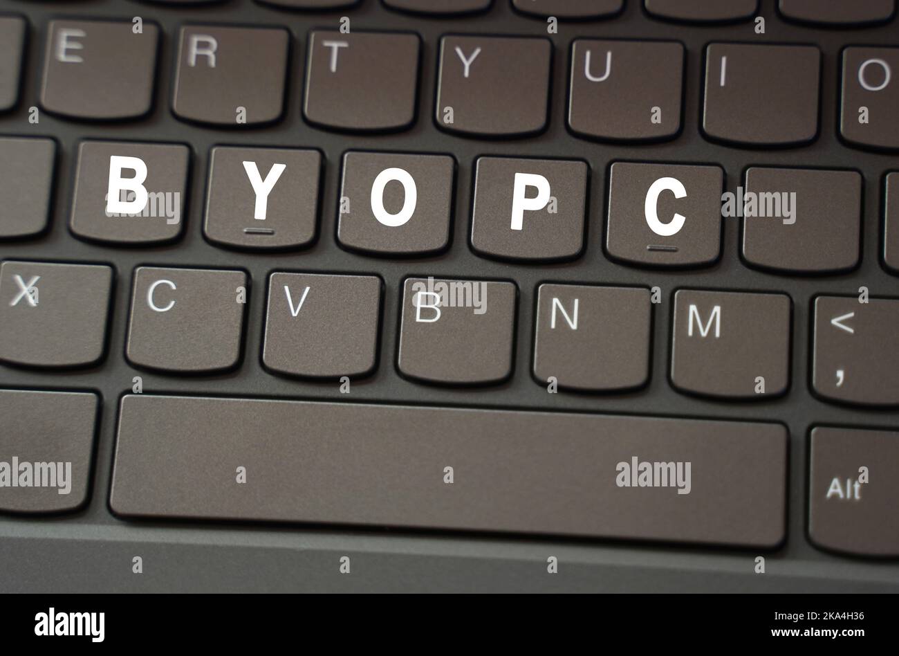 Concetto di Internet. Sulla tastiera nera, l'iscrizione è evidenziata in bianco - BYOPC Foto Stock