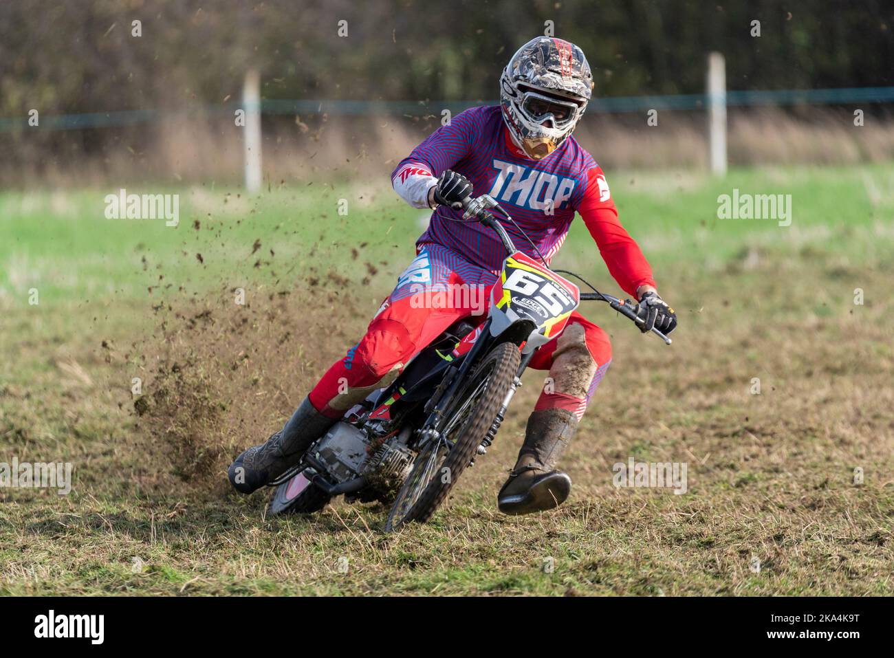 Mark Headling racing in gara motociclistica gracstrack. Evento Donut Meeting organizzato dal Southend & District Motorcycle Club, Essex, Regno Unito. Classe GT140 Foto Stock