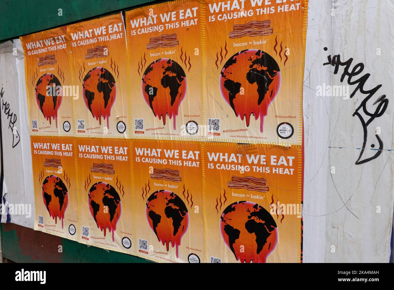 Poster che incolpano il riscaldamento globale sul consumo di carne, 2022, New York City, USA Foto Stock