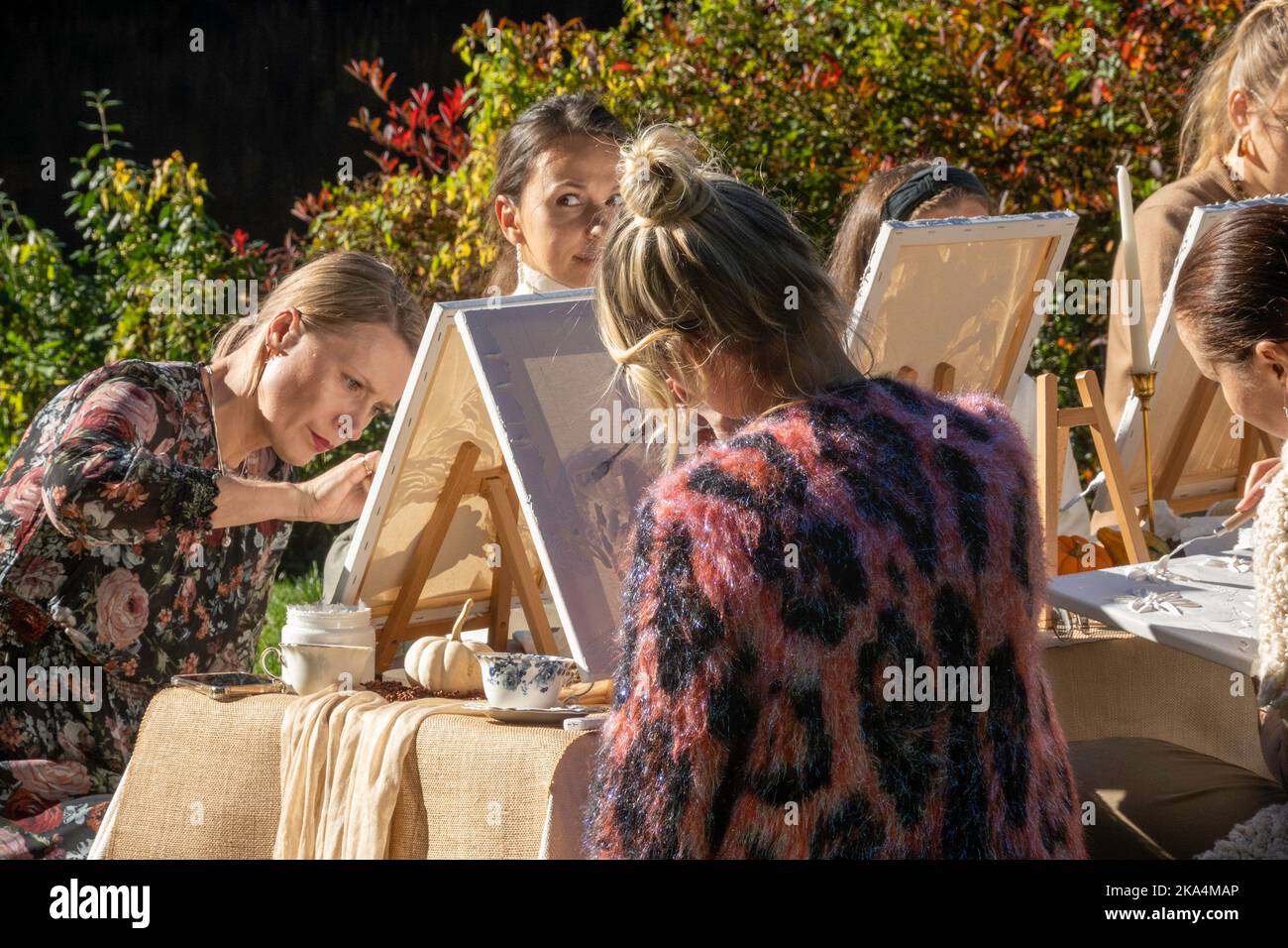 Un laboratorio di pittura per adulti intorno allo stagno a Central Park offre un'esperienza educativa festosa, 2022, NYC, USA Foto Stock