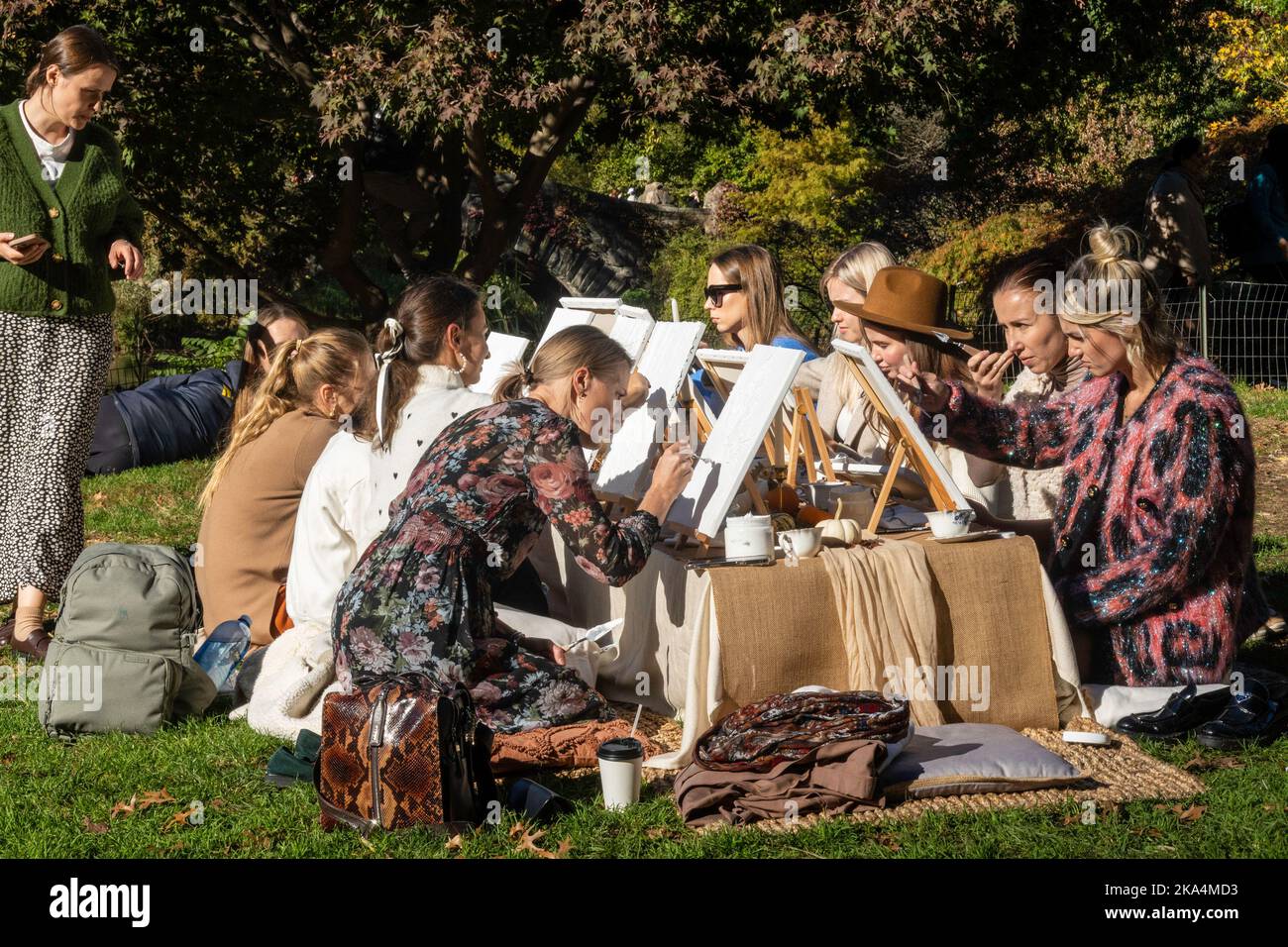 Un laboratorio di pittura per adulti intorno allo stagno a Central Park offre un'esperienza educativa festosa, 2022, NYC, USA Foto Stock